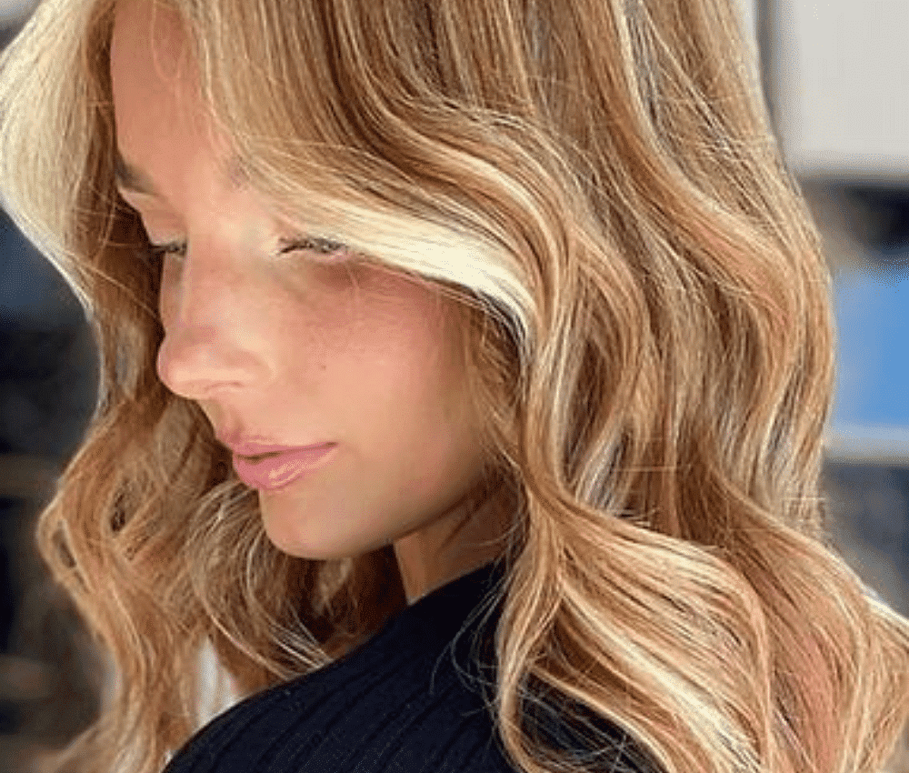 model with wavy hair and front highlights